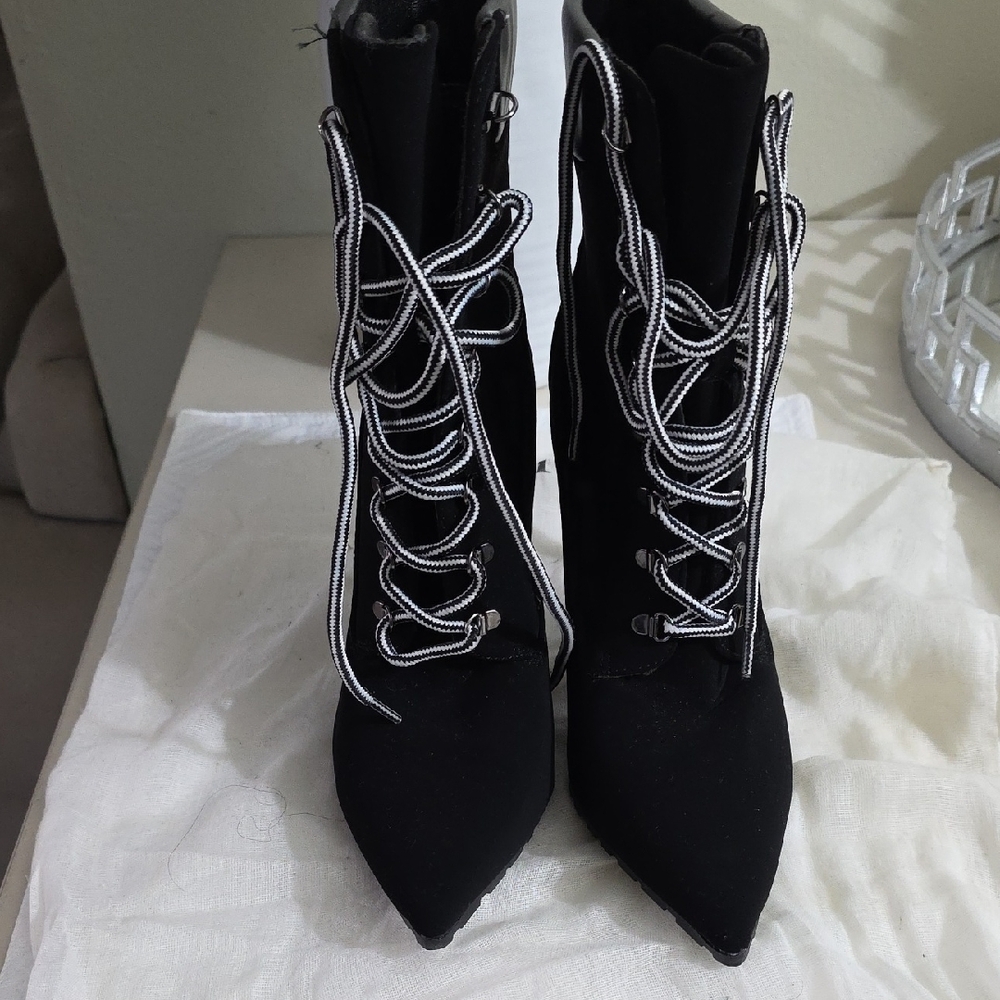 Stylish Black Lace-Up Women's Boots